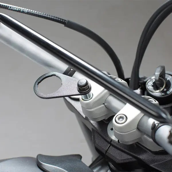 EMA.00.107.12300Holder til Cigaret udtag 1 hul mont Ø8